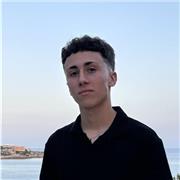 Alumno universitario recién graduado de bachillerato, actualizado a los nuevos temarios demandados en selectividad.